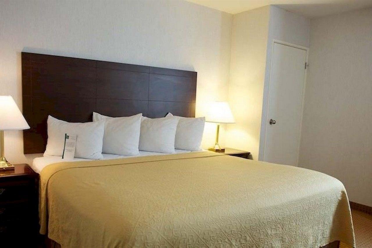 מיסיסאוגה Holiday Inn Express & Suites Toronto Airport West By Ihg מראה חיצוני תמונה