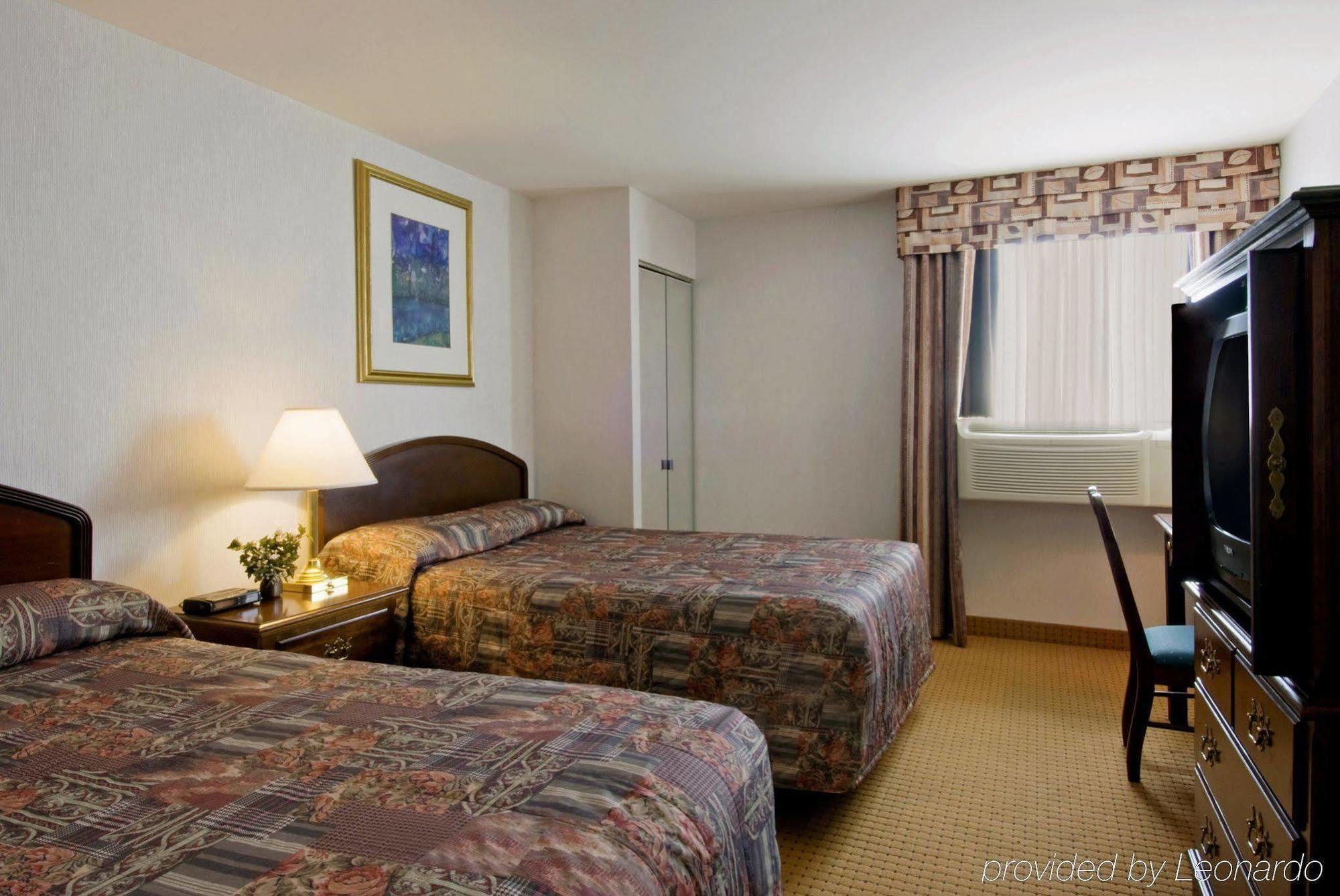 מיסיסאוגה Holiday Inn Express & Suites Toronto Airport West By Ihg מראה חיצוני תמונה